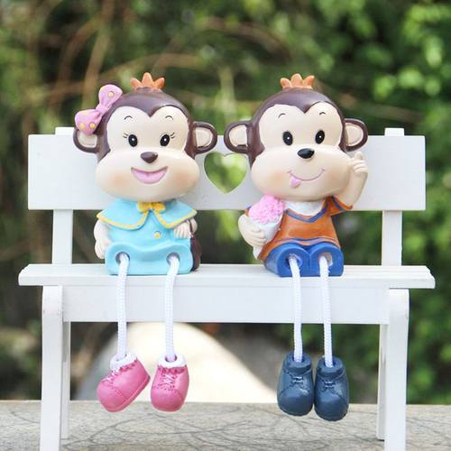 卡通风新款吊脚娃娃情侣卧室客厅桌面书架邮猴子摆件树脂动物包