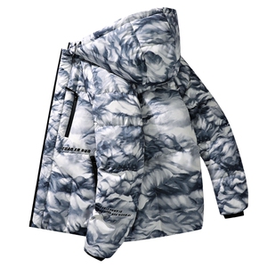 雪中飞2024冬新款男女情侣短款羽绒服连帽时尚迷彩大口袋外套
