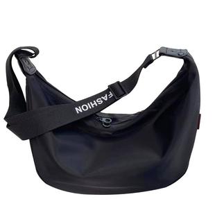 慵懒月牙饺子包2024新款秋冬季外出防水牛津布斜挎包休闲实用包女