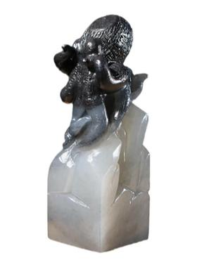 俏色雕刻印章石上花开章鱼和田玉