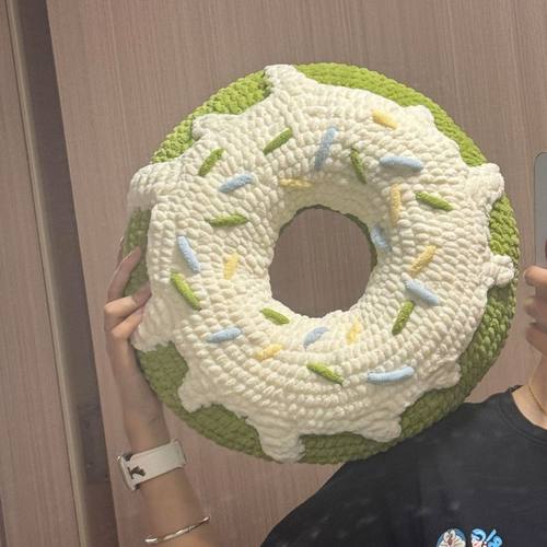 甜甜圈抱枕钩织毛线编织冰条线手工diy材料包送礼物冬天毛绒可爱