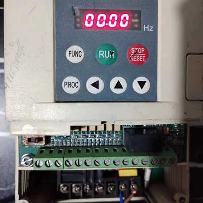 溢价-亚泰变频器YTB-S5  220v0.4kw，成色还可以