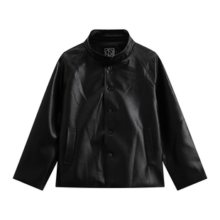 COLN在秋天穿可翻领可立领短皮衣和秋风打交道会显得松弛从容一些