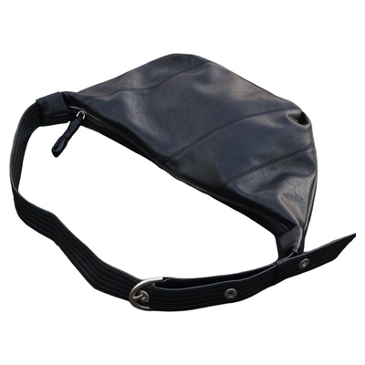 左千户包2026新款小众高级感斜挎饺子包潮流胸包简约百搭牛角包