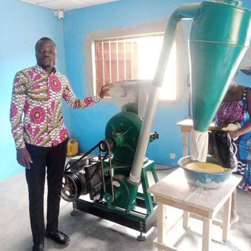 9FC360型木薯磨粉机碾米制糁机玉米自吸齿盘粉碎机混合饲料颗粒机