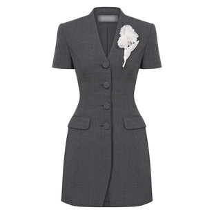 沃格 SP早春新款气质深灰立体胸围V领排扣通勤优雅短袖西装连衣裙