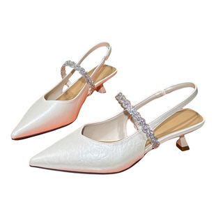 丹行道白色尖头细跟包头凉鞋女一字带水钻名媛风配裙子后空高跟鞋