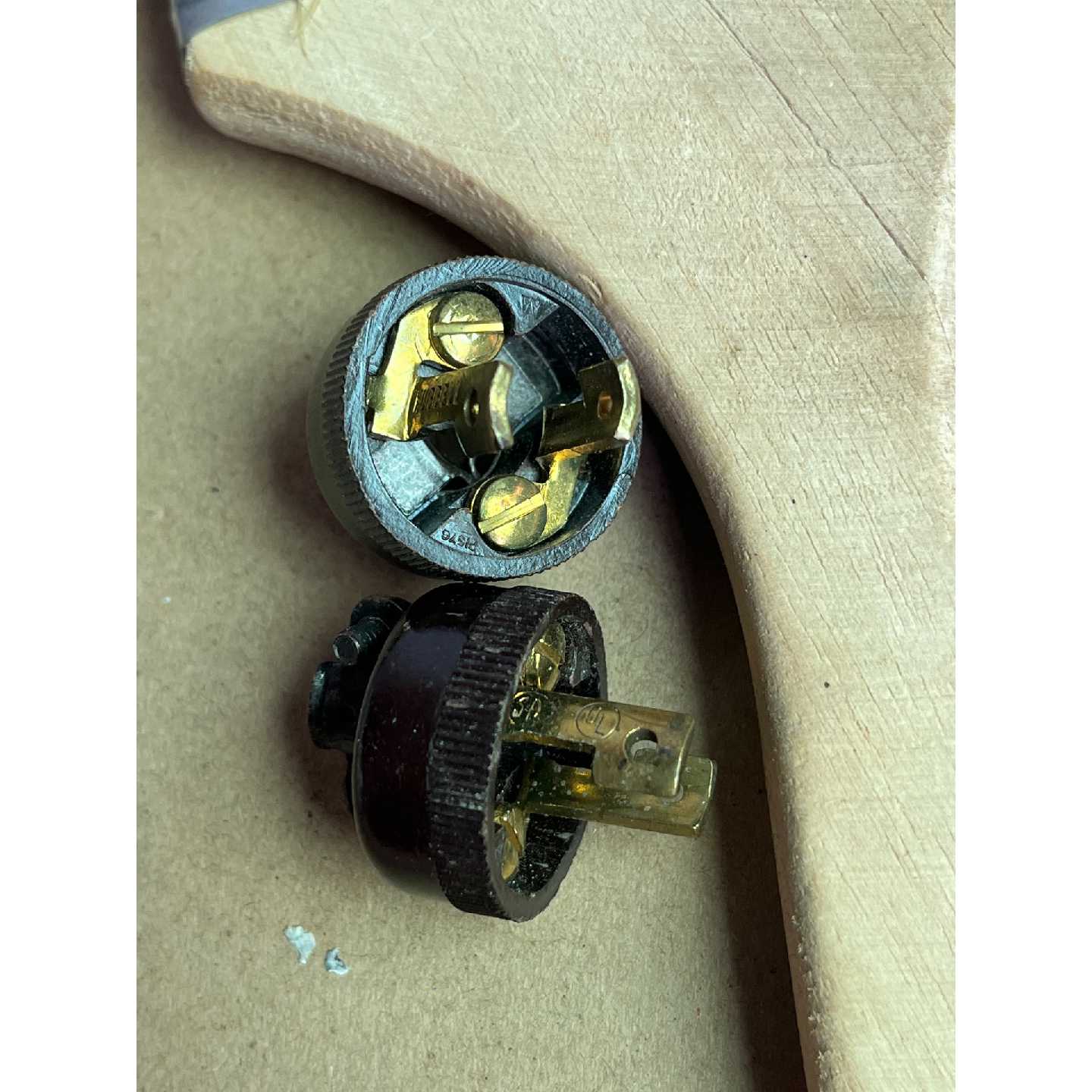 【议价-可维修】库存荷宝P1576电木旋钮带锁两脚插头 /二手均有货