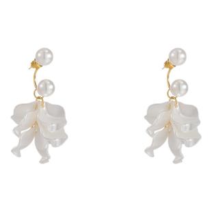 独特漂亮白珍珠花瓣耳环女新款2025爆款耳钉度假风耳饰轻奢高级感