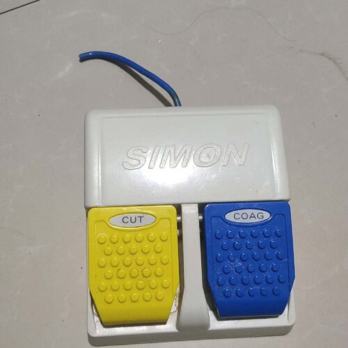 simon脚踏开关，成色不错.实物图剪线了，具体情况见图片。