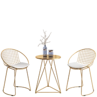 Один стол два стулья золотой цвет