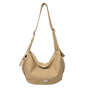 花儿与少年同款饺子包斜挎包女大容量运动健身背包男士单肩旅行包