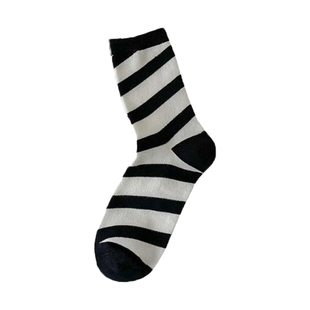 左右不对称袜子黑白条纹英伦夏季拼色女中筒韩国网红超火配鲨鱼裤
