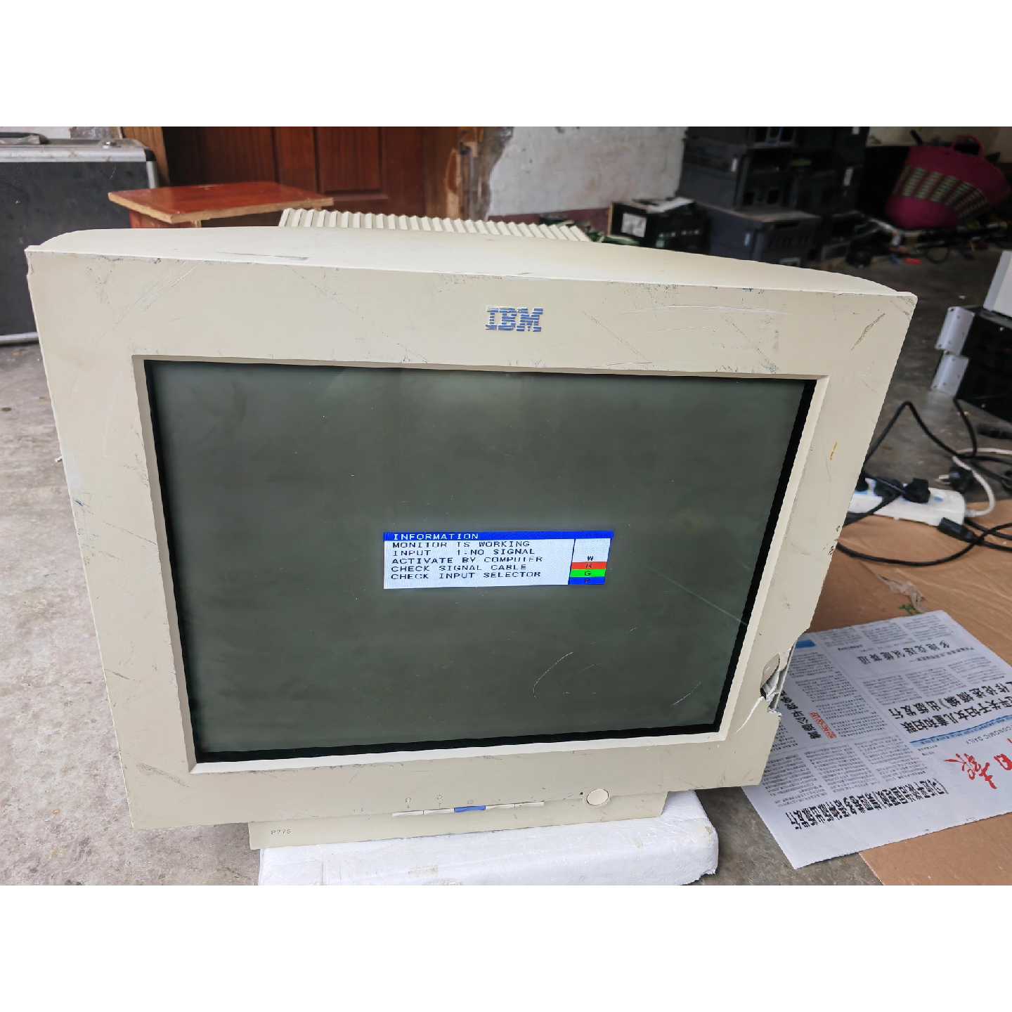 议价-IBM CRT显示器 IBM P275 CRT显示器 通电