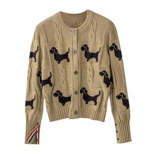 卡其色秋冬狗狗提花圆领麻花针织开衫女厚款外搭上衣短款慵懒毛衣