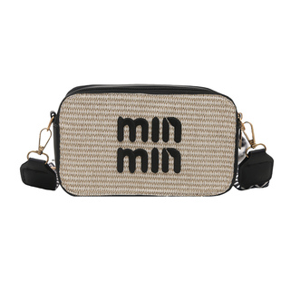 草编小方包2025新款休闲海边度假风宽肩带斜挎包撞色字母相机包