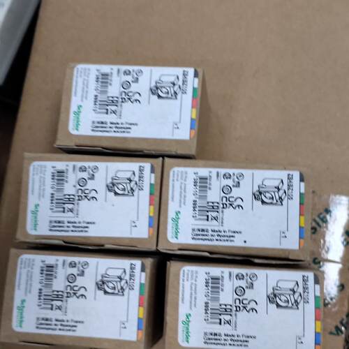按钮模块，型号ZB4BZ105，法国正品，工程余货