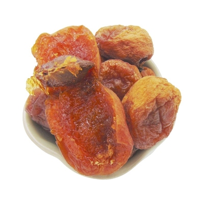 新疆树上干杏自然晾晒