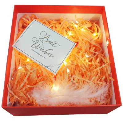 礼盒里面的装饰灯串拉菲草填充物