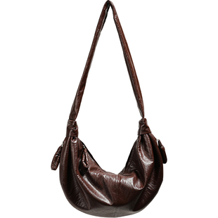 【小优家包包】HOYOZI慵懒饺子斜挎牛角包大容量包包女2025秋新款