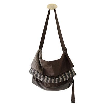 半片花瓣复古拼接格条纹邮差包