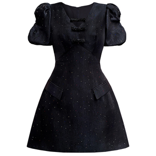 茬客设计感V领连衣裙2025夏新款时尚镂空高腰泡泡袖彩色贴钻短裙