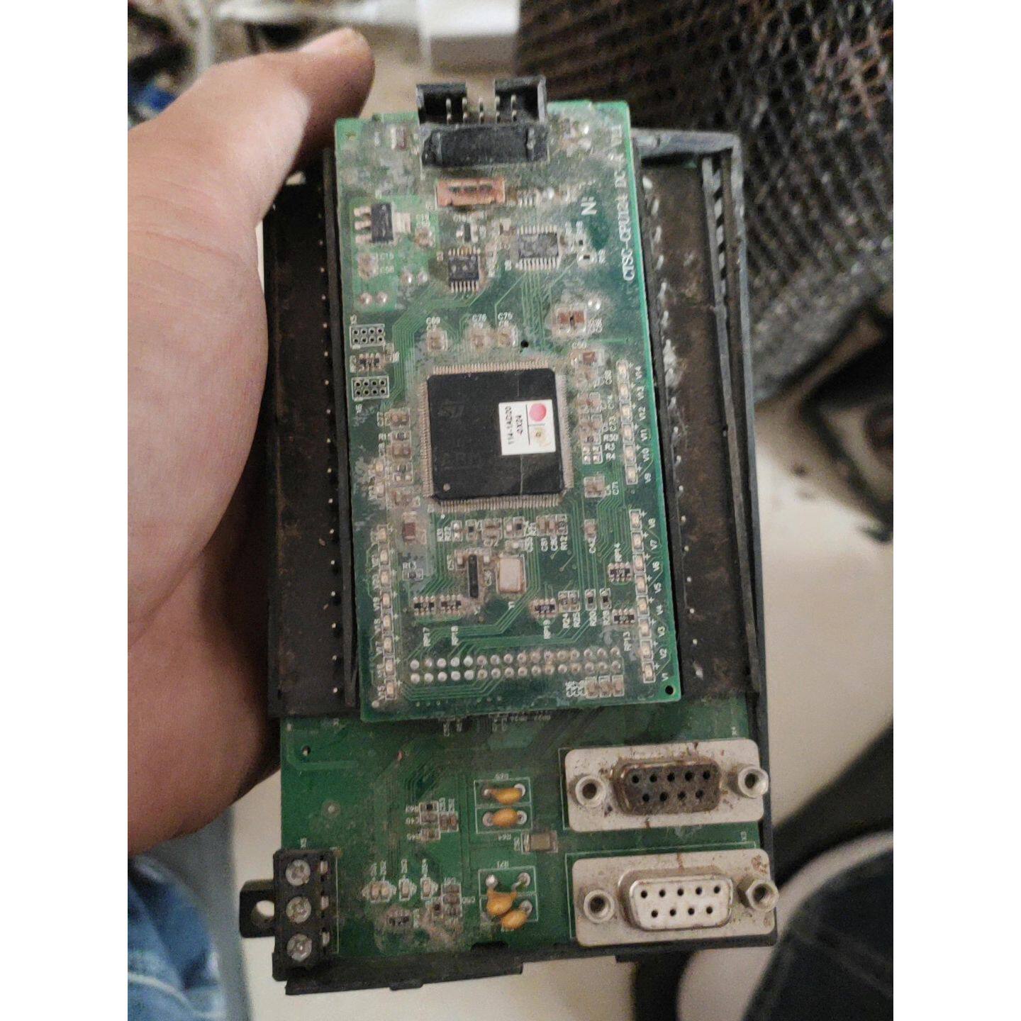 〔议价-可维修〕PLC控制器 料板一个 外壳被压烂了 具体型号 非偏