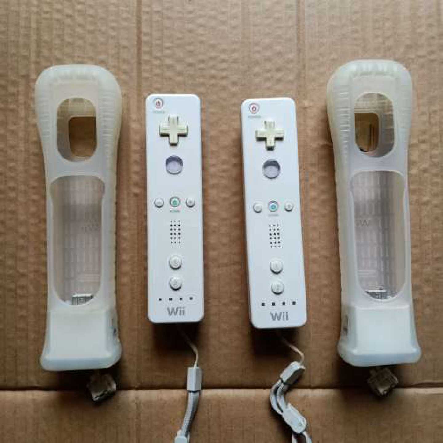 议价wii 原装手柄 直柄 功能正常。带两个加速器， 成色一般。