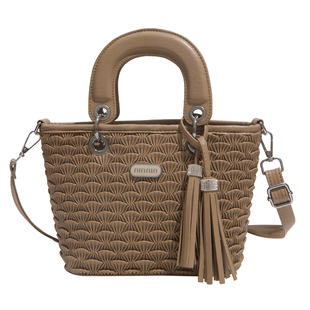 超火小众不撞款包包女款2026新款高级感轻奢手提包单肩斜挎水桶包