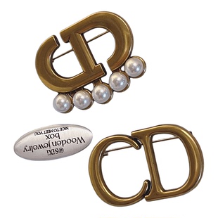 轻奢金属字母CD珍珠胸针女复古装饰别针个性时尚配饰