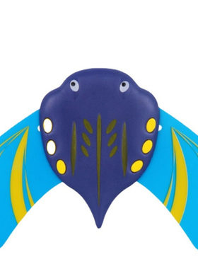 夏日沙滩海边水里戏水前行魔鬼鱼