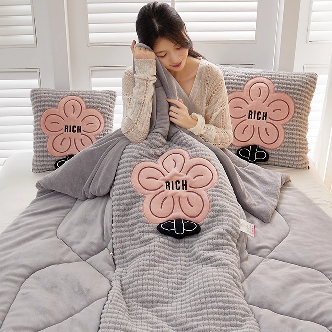 抱枕被子两用加厚毯午睡办公室枕头被汽车载牛奶绒靠枕折叠二合一