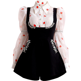 茬客早秋甜美套装女新款洋气减龄草莓印花衬衫黑色背带短裤三件套