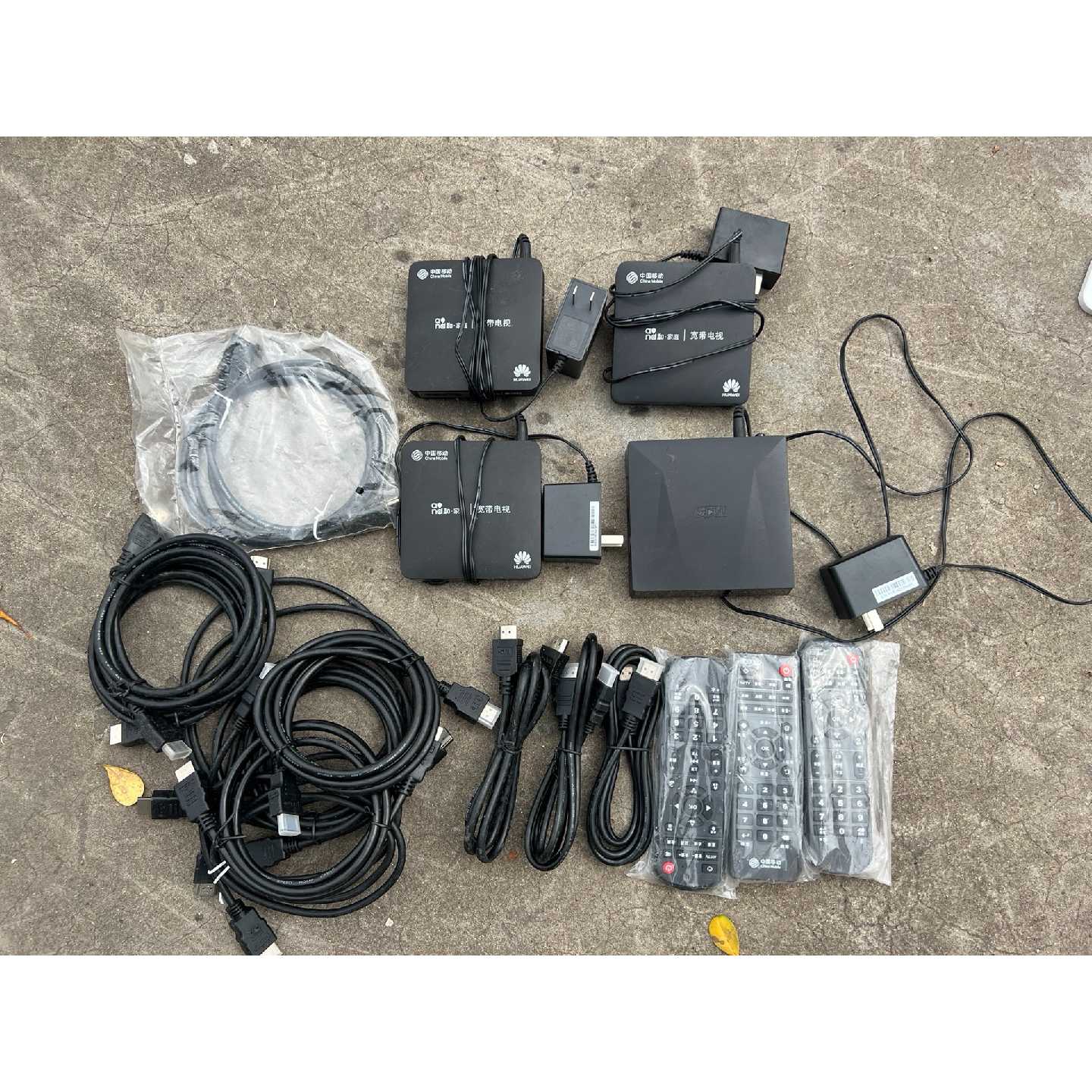 议价3个机顶盒,1个魔百和机顶盒,3个遥控器,11根高清线,