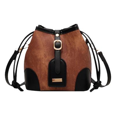 撞色斜挎包小众设计感抽带水桶包