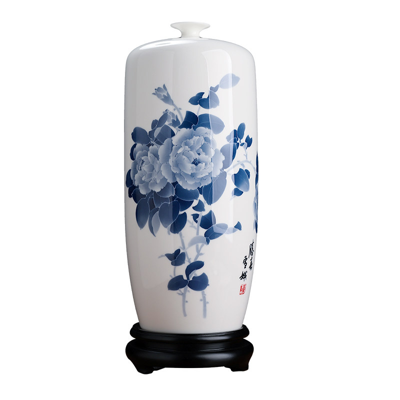 《胜春》陈雪娥大师釉下手绘花瓶