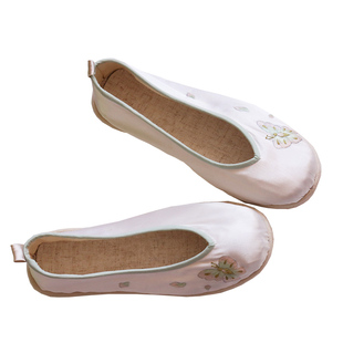 新款直销浅色复古搭汉服文艺范千层平底单鞋纯手工绣花布鞋日常蝶