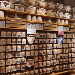 翔升供应无印款靠墙货架架展示架圆形流水台金属展架木制展台 加