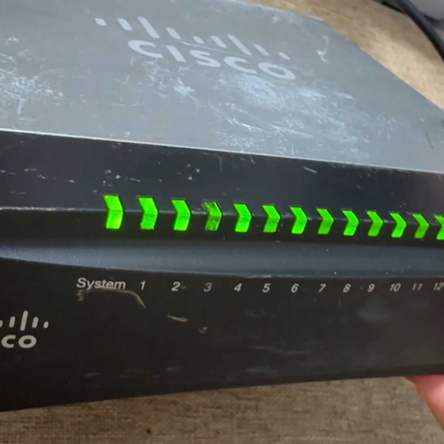 思科SF100D-16 16口百兆桌面型非管理交换机议价