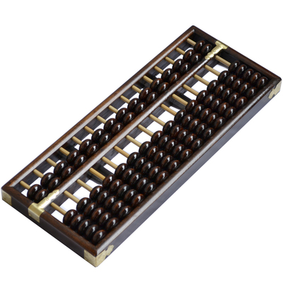 老式财务大人使用木珠算盘