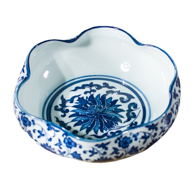 墨上云间陶瓷笔洗青花荷叶边