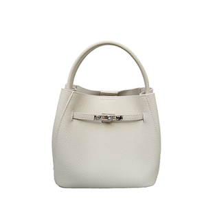 轻奢真皮水桶包女2025新款超火小众不撞款包包日常通勤托特菜篮包