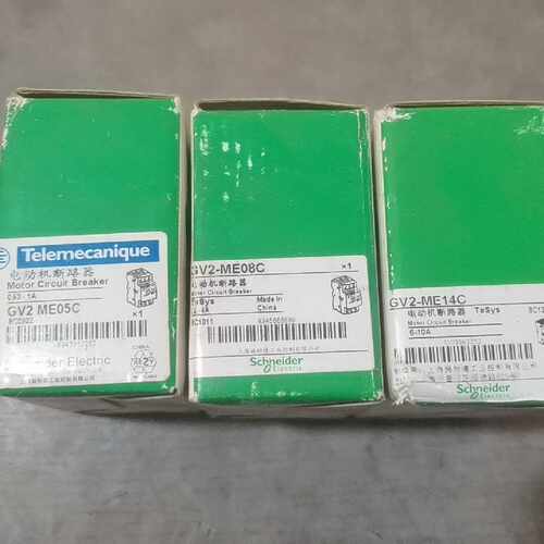 咨询后拍出施耐德TeSys电动机断路器，型号GV2-ME05C、GV