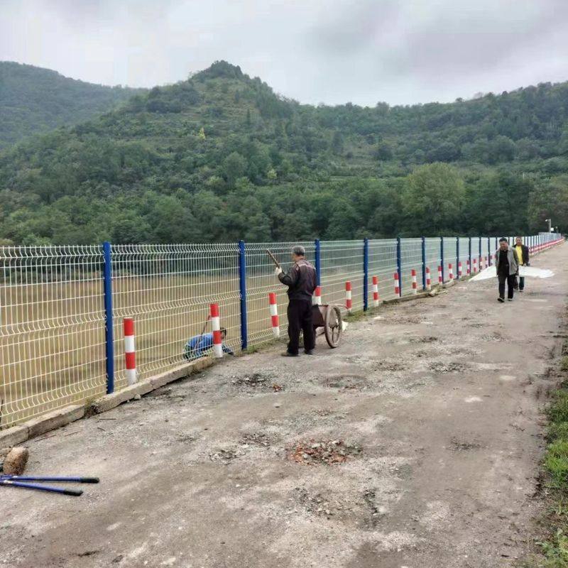 防护网围墙护栏桃型柱铁网山地别墅围养殖围栏小区护栏防护栏果园