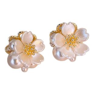 轻奢高级感气质大气珍珠花朵耳钉女独特2025新款耳环精致通勤耳饰