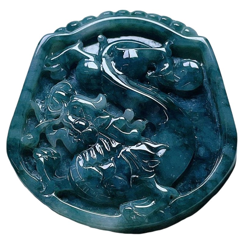 天然翡翠生肖龙乳白菠菜绿飘花