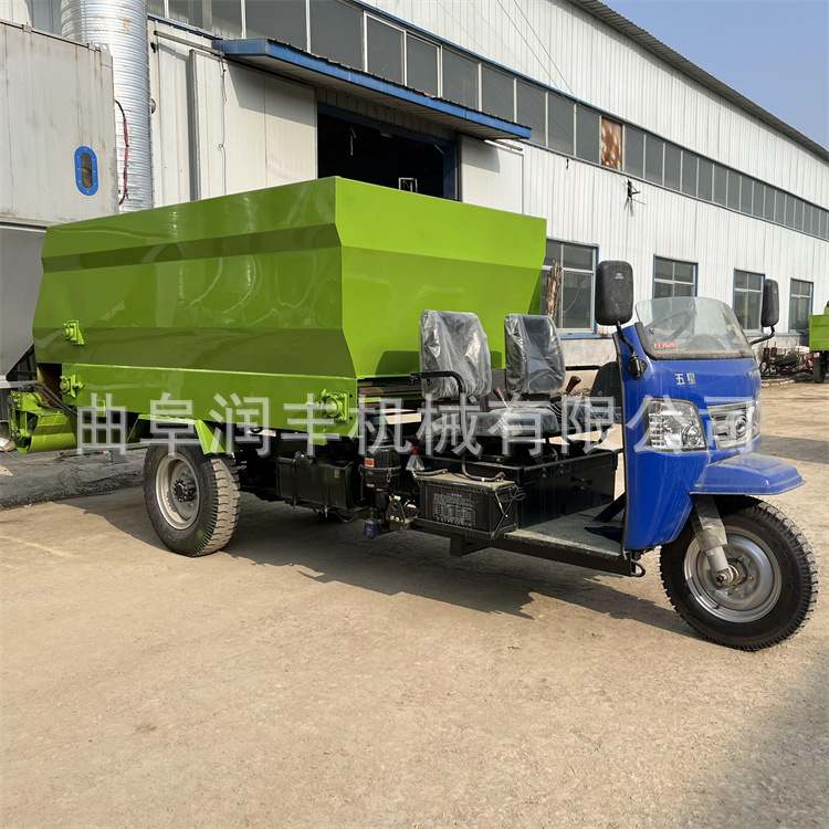 牛场自动青储投料机畜牧农用小型撒料车25马力三轮养殖喂草机