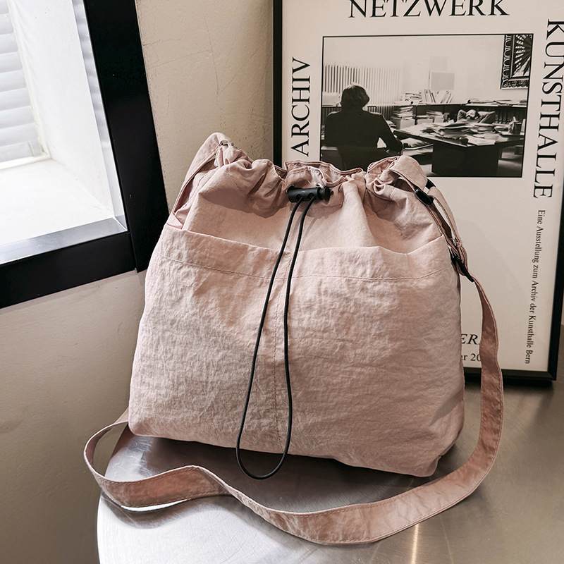 新品 2024新款日系ins休闲斜挎包大容量抽绳水桶包包女街头单肩通