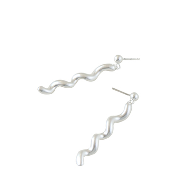 铜镀亚光银色波浪造型长款耳环