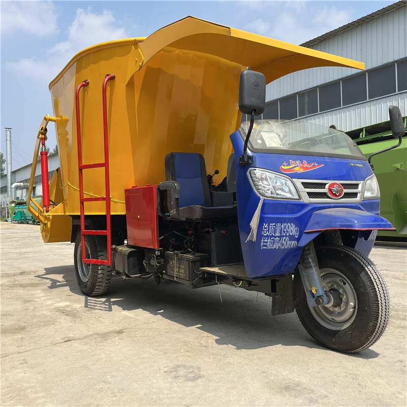 饲养区双出料饲料撒料车三轮五方容量喂牛车牧区移动式饲草抛料机